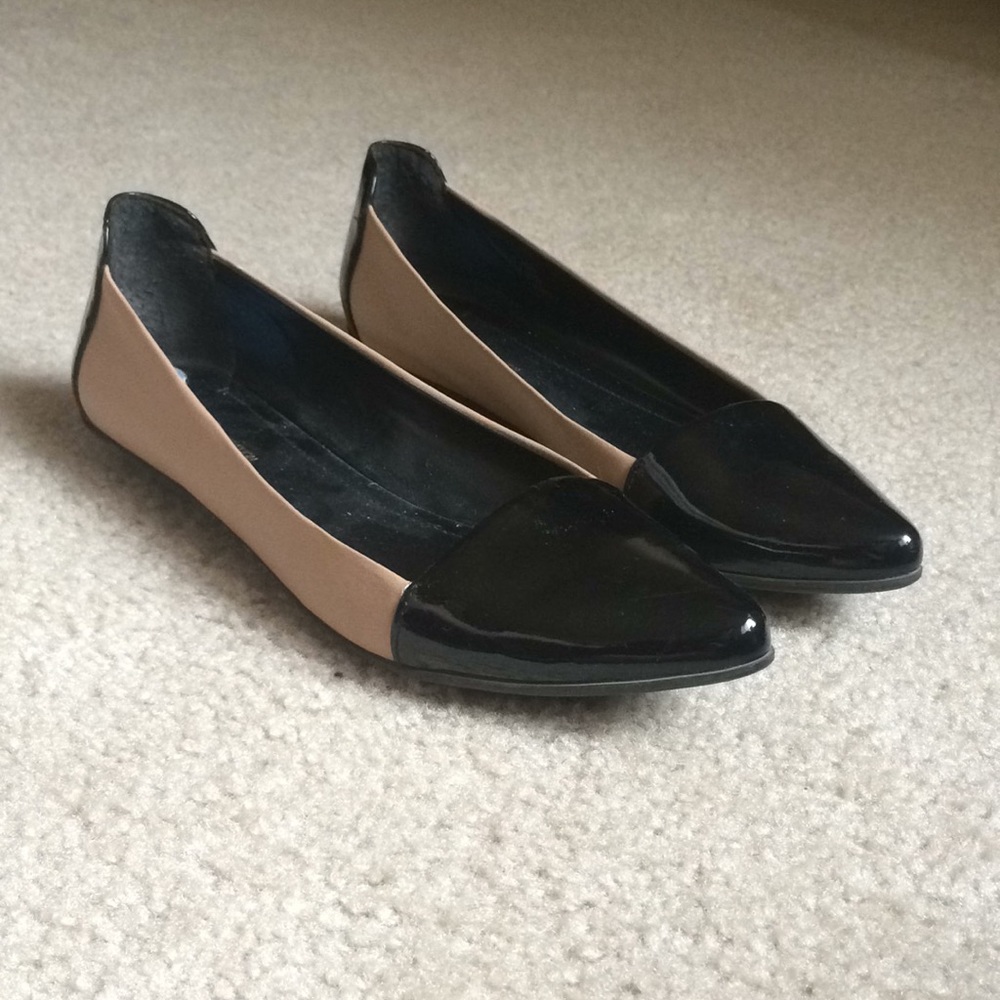 Two-toned black flats